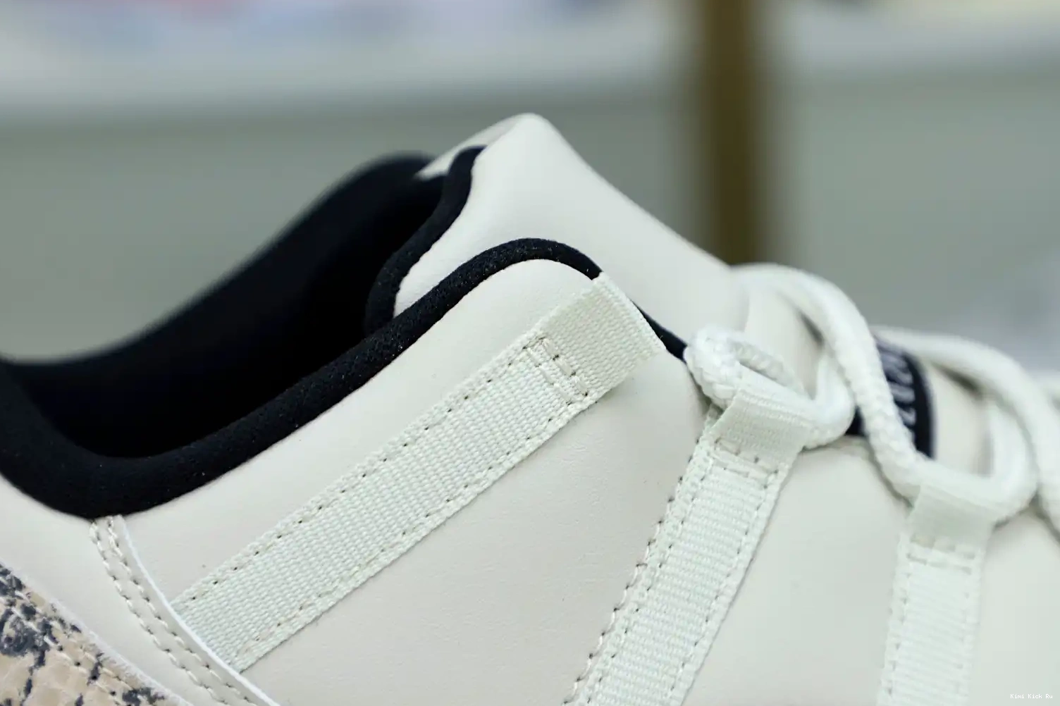Kimikick BONE AIR SNAKESKIN LIGHT LOW 11 JORDAN 0419